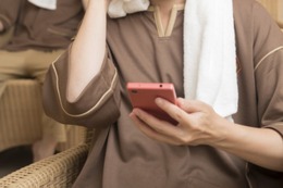 岩盤浴に携帯・スマホは持ちこみOK？そのリスクと注意点とは 画像